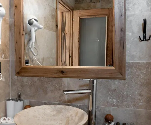 Serene Premium Stone House فندق 2*